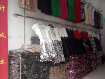 成都服裝、鞋帽、箱包跳樓貨低價批發(fā)指南 庫存尾貨助力擺攤開店