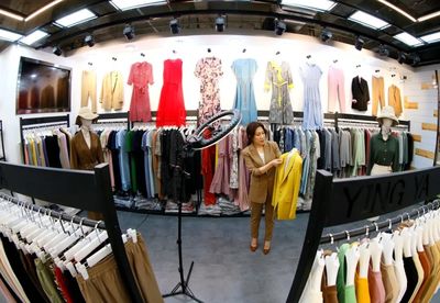 不愛名牌，服裝批發(fā)市場成為年輕人淘貨寶地？